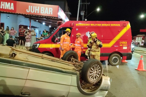 Fiat Uno para com as rodas para cima após acidente com motocicleta em cruzamento da rua Major Gote