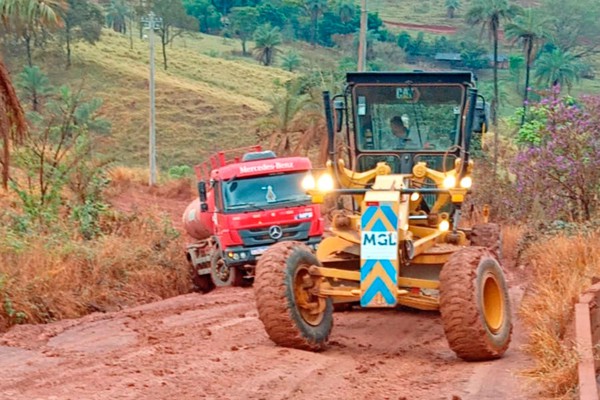 MGC-352 amanhece tomada pelo barro e motoristas precisam ser arrastados por tratores