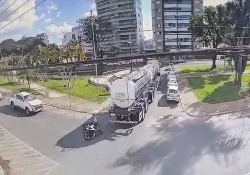 Motorista de bitrem é preso em flagrante após acidente com moto no Centro de Patos de Minas