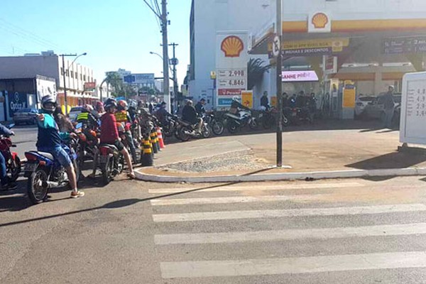 Motoristas buscam combustíveis em Patos de Minas e encontram abusos, filas e bate-bocas