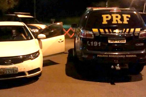 PRF prende cinco com carro de luxo adulterado em pátio de posto de gasolina
