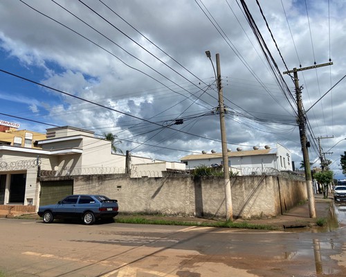 Fiação fica baixa após passagem de carreta e oferece risco a pedestres e motociclistas em Patos de Minas
