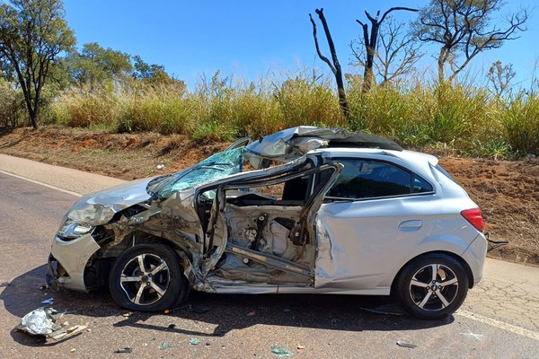 Mulher de 39 anos morre após carro e caminhão baterem de frente na BR262