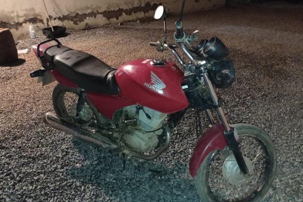 PM recupera motocicleta furtada e dois acabam na delegacia em Varjão de Minas