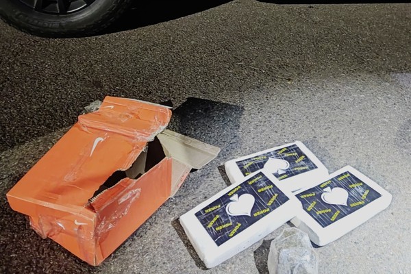 Passageiro de ônibus é preso ao tentar esconder mochila com barras de cocaína embaixo dos pés na BR365