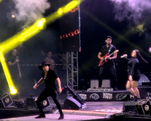 Natanzinho Lima abre show na Fenamilho 2026 com o hit “Sonho de amor”; veja ao vivo