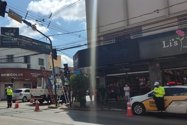 Motorista de carreta erra caminho e bate em semáforo no centro de Patos de Minas