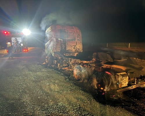 Caminhão fica destruído após ser tomado por incêndio na BR 365, em Varjão de Minas