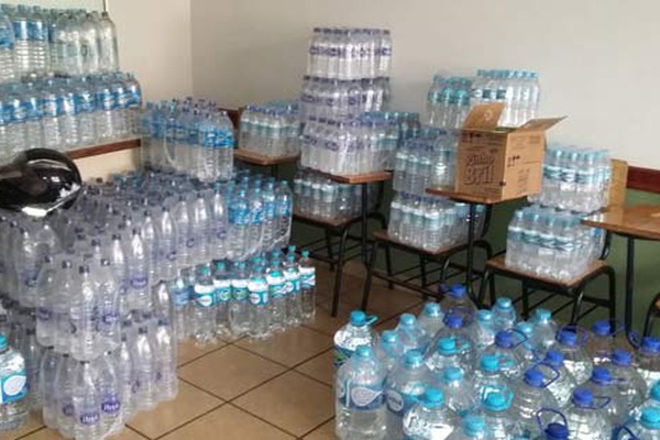 Paróquia de Santa Terezinha recebe doações de água para vítimas de barragens em Mariana