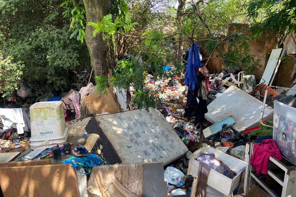 Prefeitura cumpre determinação judicial de limpeza em casas abarrotadas de lixos, em Patos de Minas