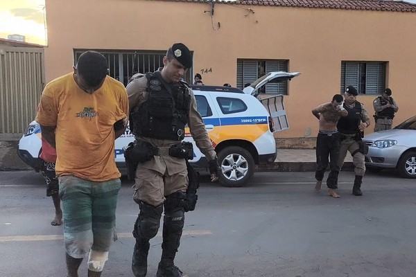 Presos após perseguição e tiroteio com a PM estavam armados e em carro clonado; veja
