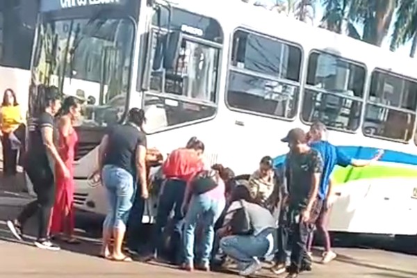 Ônibus cai durante troca de pneu e deixa funcionário ferido no centro de Patos de Minas
