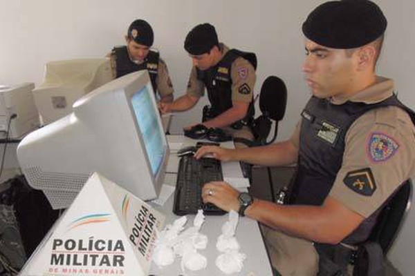 Polícia Militar prende dupla acusada de traficar cocaína na Praça Dom Eduardo