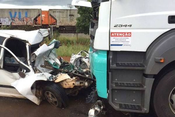 Colisão frontal entre carreta com placas de Patos de Minas e carro de passeio deixa uma vítima fatal na LMG-478