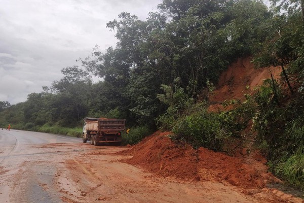 Motoristas convivem com rodovias interditadas e tráfego ruim para chegar a Patos de Minas