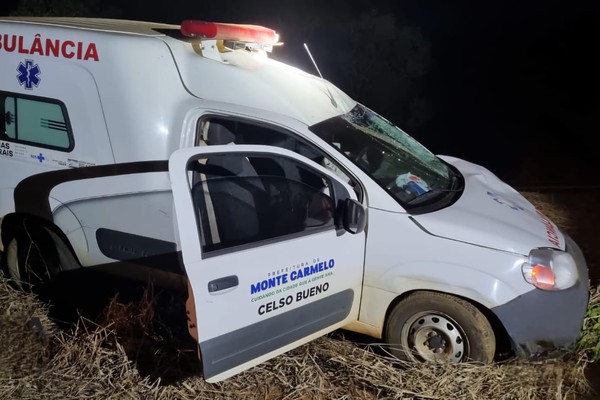 Ambulância com pacientes de Monte Carmelo fica destruída após bater em bovino, na MG 223