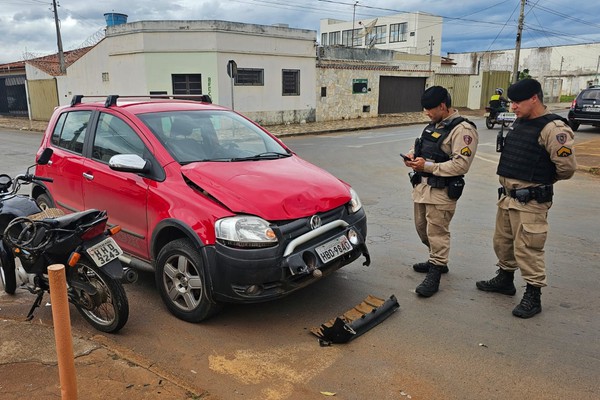 Motociclista sofre ferimentos graves ao ser atingida por carro na rua Prefeito Camundinho