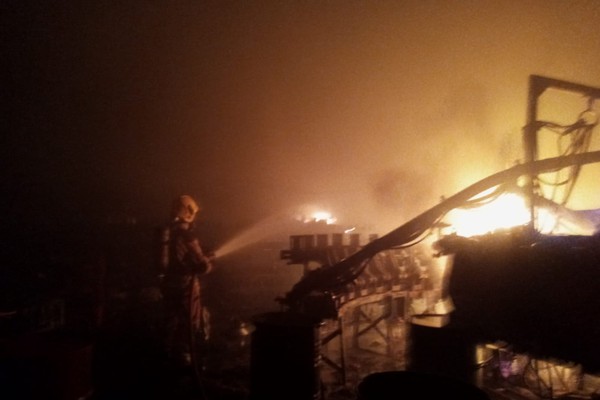 Corpo de Bombeiros volta a combater grande incêndio em fábrica de calçados em Patos de Minas