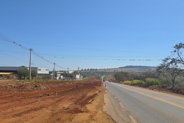 Obras na MGC-354 deixam trânsito em pare-siga entre Trevo da Escola Agrícola e BR-365