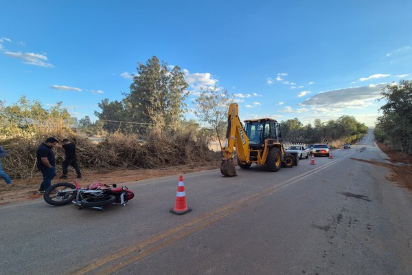 Motociclista fica gravemente ferido após bater em retroescavadeira em trecho com obras na MG 188