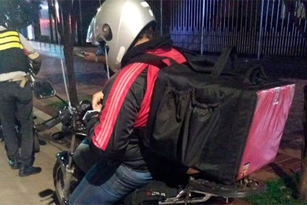 Operação da PM registra 32 infrações de trânsito praticadas por motofretistas em Patos de Minas