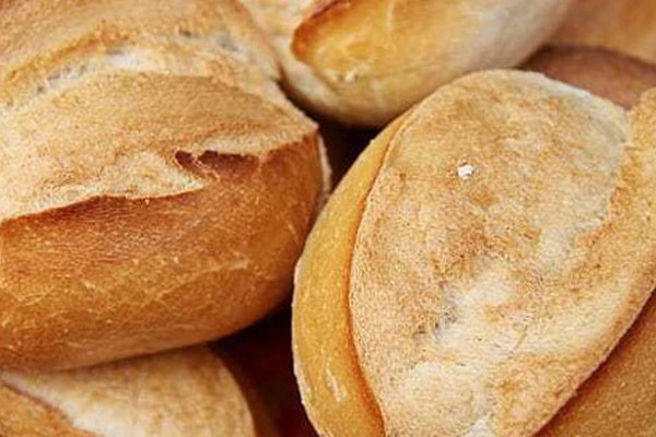 Procon-MG interdita padarias e apreende alimentos impróprios para o consumo em Araguari