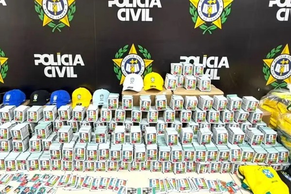 RJ: Polícia apreende mais de 200 mil figurinhas falsificadas da Copa
