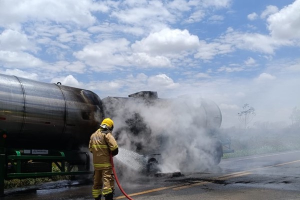 Carreta carregada com leite pega fogo na BR-365 e causa interdição temporária da pista