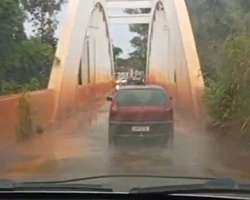 Estreita, Ponte do Arco trava quando dois motoristas tentam atravessar ao mesmo tempo