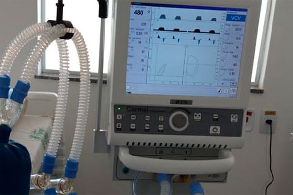 Novos respiradores, cedidos pelo estado, são testados por técnicos no Hospital de Campanha