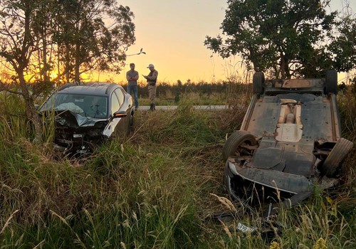 Veículos batem de frente e pelo menos três pessoas ficam feridas na BR 146, em Patos de Minas