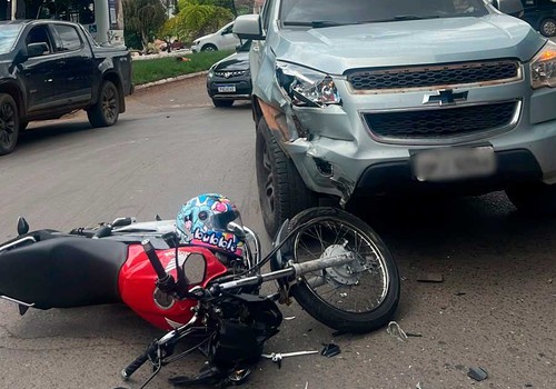 Jovem tem que ser socorrida após acidente com caminhonete e moto na Av. JK