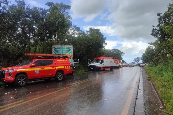 Motorista morre em acidente envolvendo caminhões e caminhonete na MG410