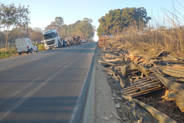 Caminhão carregado com telhas de amianto tomba e motorista fica ferido, na MGC354