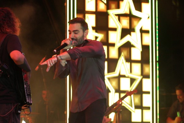 Com show de sanfoneiro, Guilherme e Benuto cantam “Meu pai paga minha faculdade”; veja ao vivo