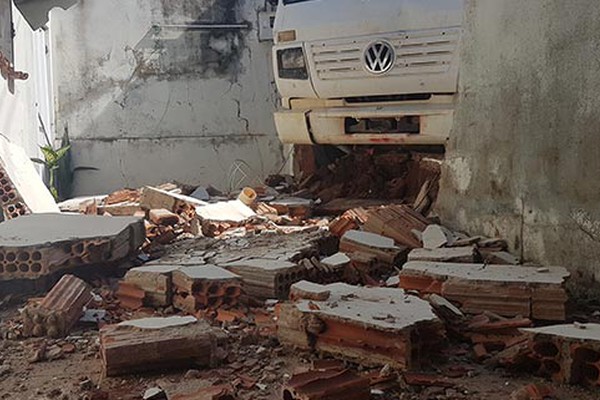 Caminhão perde o freio e invade residência no bairro Morada do Sol em Patos de Minas 