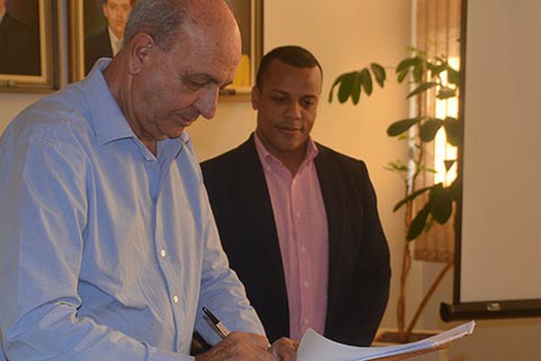 Prefeito José Eustáquio assina contrato para implementar zona azul em Patos de Minas