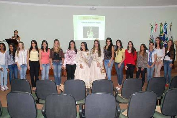 Pré-candidatas participam de aula inaugural da Escola de Rainhas