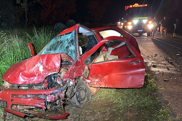 Tragédia na BR-365: Colisão frontal entre dois carros deixa quatro mortos e dois feridos em Coromandel