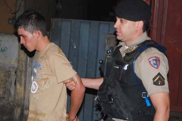 PM prende jovem que usou pedra e faca para assaltar posto de combustível
