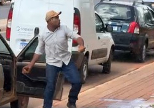 Homem arremessa pedras em ataque ao Centro Administrativo de Paracatu; veja as imagens