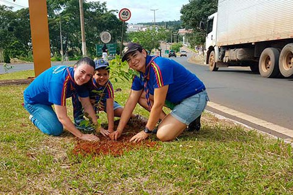 Prefeitura lança programa de arborização e planta dezenas de mudas na Avenida JK