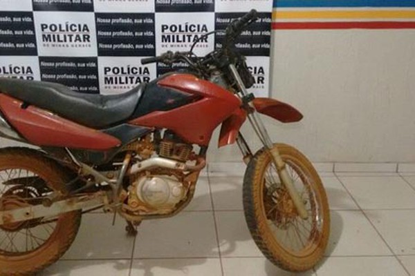 Polícia Militar recupera motocicleta que havia sido furtada no Bairro Saltador em Presidente Olegário