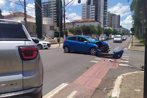 Acidente após avanço de sinal deixa veículo bastante danificado no Centro de Patos de Minas
