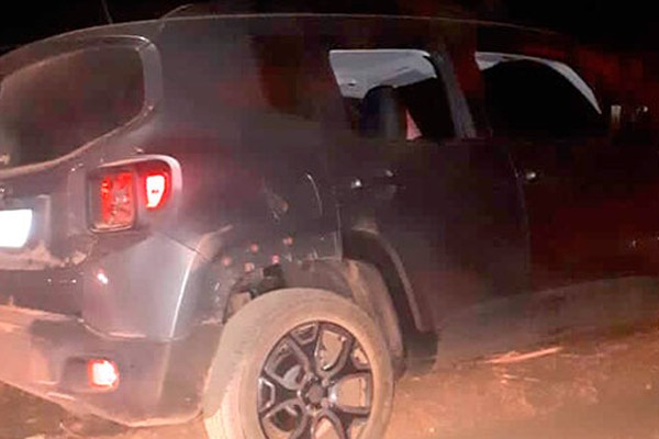Polícia recupera Jeep Renegade abandonado por criminosos em estrada vicinal de Quintinos