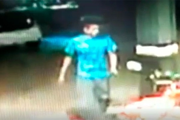 Imagens de câmeras de segurança mostram homem furtando moto em prédio no Rosário