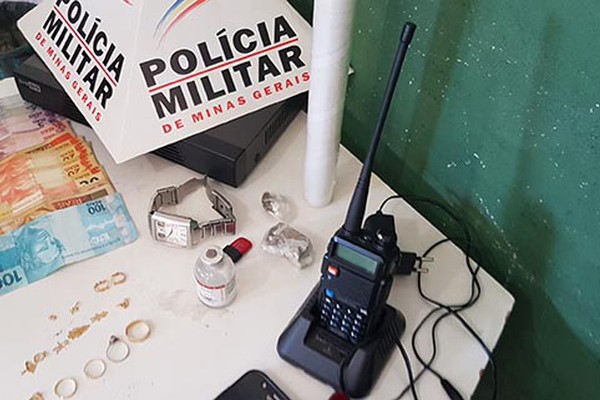 Polícia Militar prende morador do Jardim Esperança com droga, joias e dinheiro nesta manhã