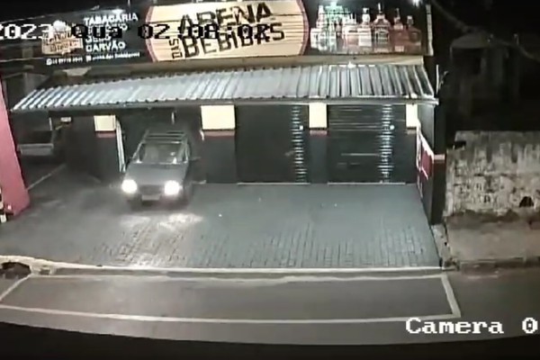 VÍDEO: Bandidos usam carro para arrombar e furtar distribuidora de bebidas