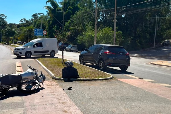 Moto fica destruída e entregador sai praticamente ileso após mais um acidente em Patos de Minas