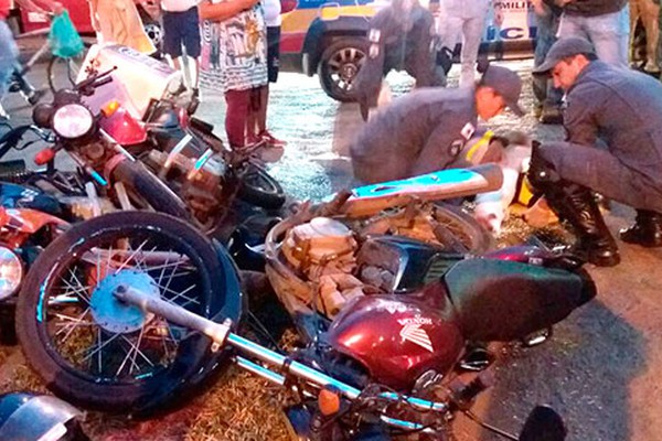 Corpo de Bombeiros é acionado para socorrer vítimas de inusitado acidente envolvendo três motocicletas